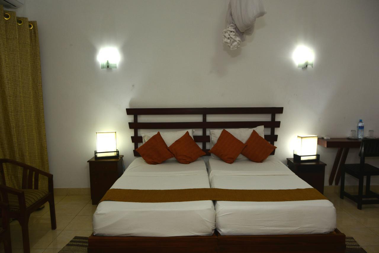 Rainbow Beach Hotel Negombo Exterior photo